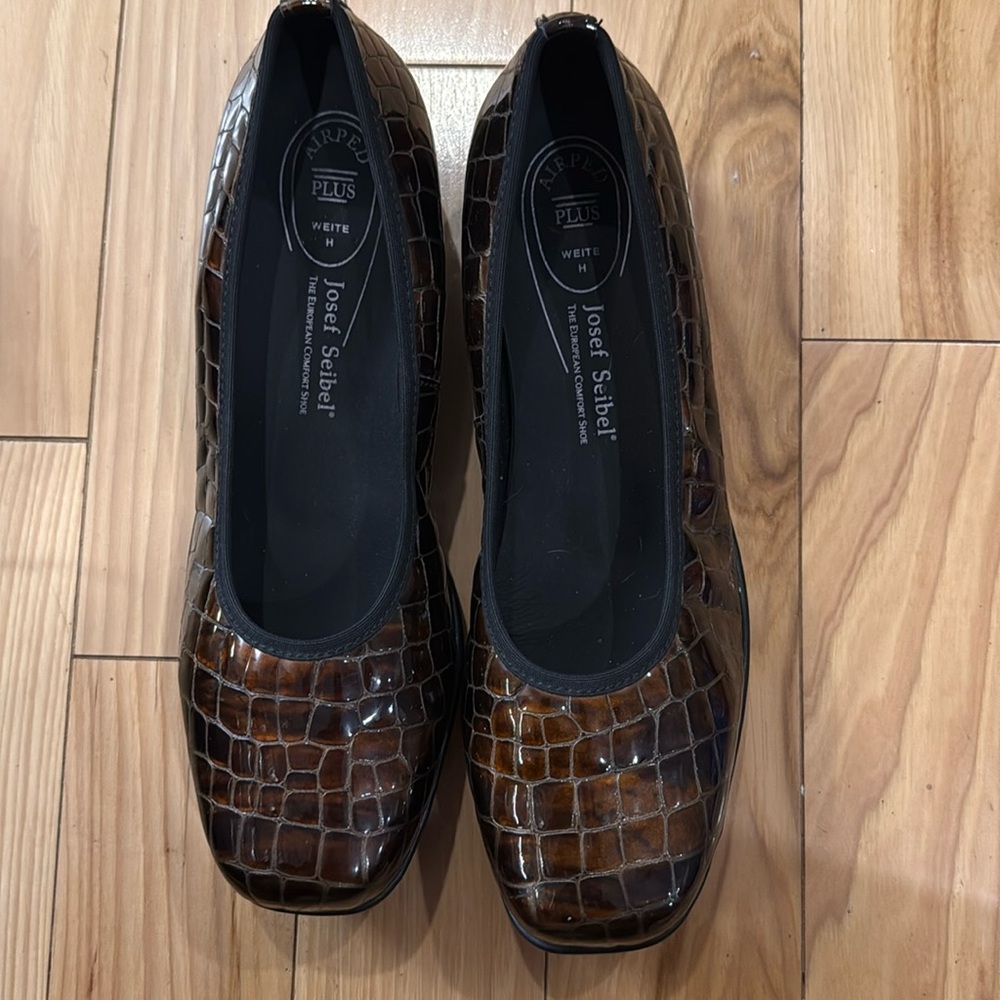 Josef Seibel Bronze Croc Patent Flat size 41